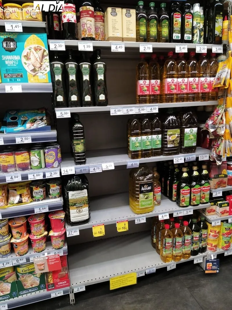 Estanterías del supermercado Carrefour en la Gran Vía