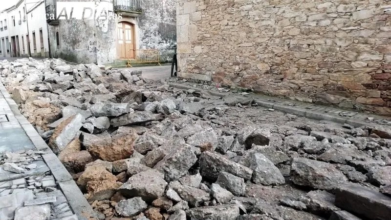 La calle está cerrada al tráfico rodado y peatonal