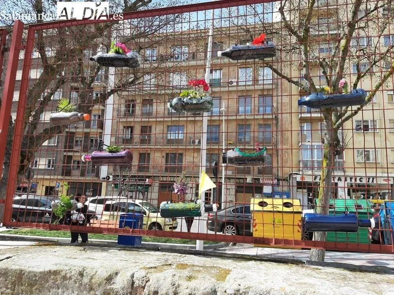 Jardineras caseras, diseñadas por los alumnos del CEIP Padre Manjón, en el patio de este colegio