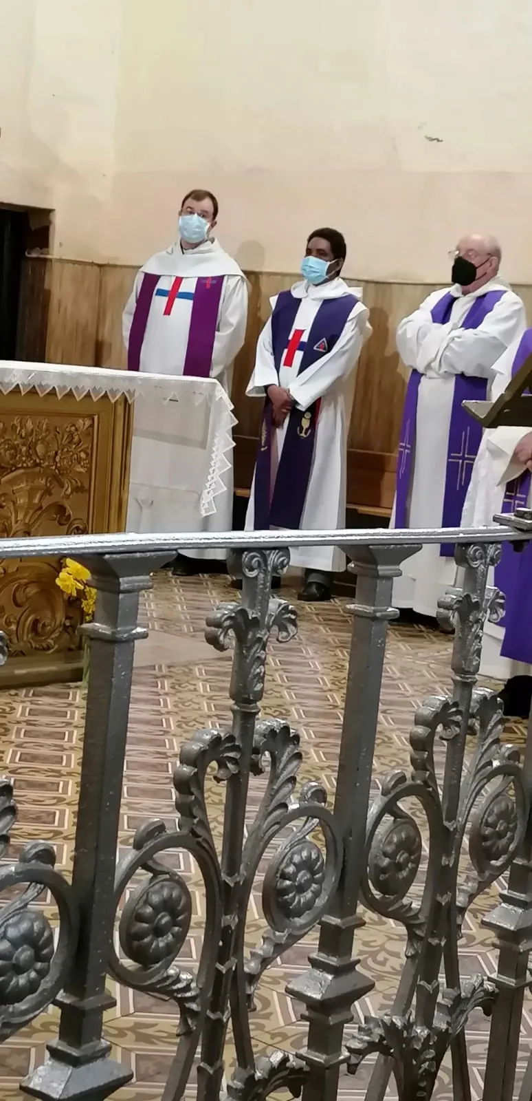 Multitud de fieles se han querido despedir de las hermanas Trinitarias de Villoruela en su monasterio este sábado 