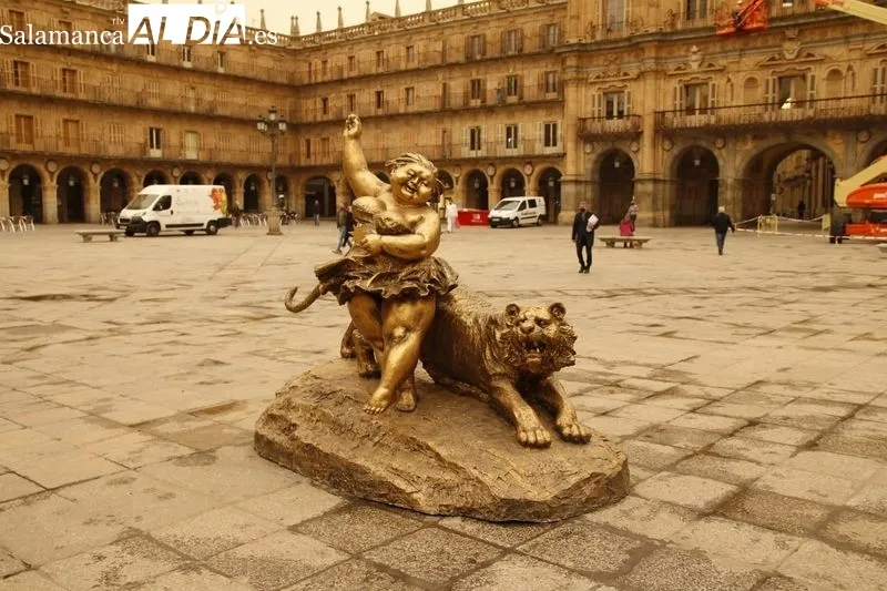 Escultura del artista Xu Hongfei, en la Plaza Mayor de Salamanca, sin el abanico que tenía en la mano con el logo que recuerda a la celebración de Ciudad Europea de la Cultura en 2002. Foto de David Sañudo