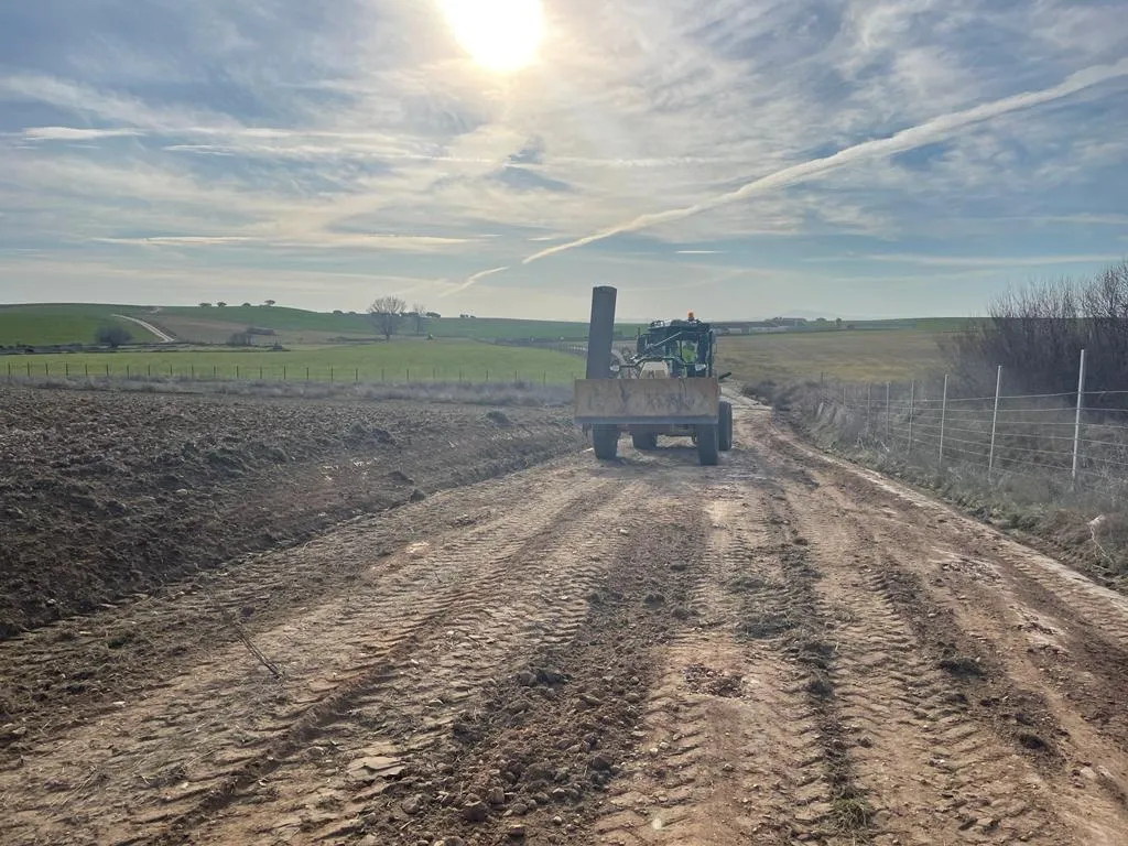 Foto 2 - Limpieza de las m&aacute;rgenes de caminos con la motoniveladora de la Diputaci&oacute;n de Salamanca