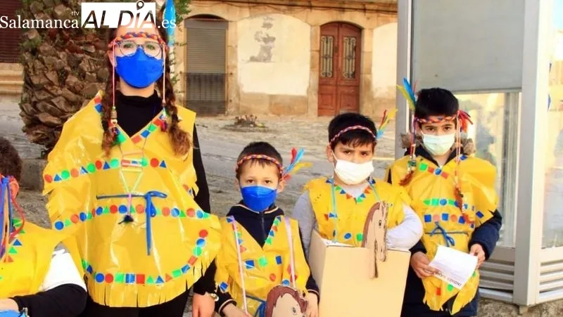 Desfile de disfraces y homenaje a los recién nacidos en el Lunes de Carnaval
