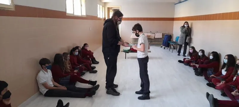 Actividades de juegos populares en el colegio San Juan Bosco