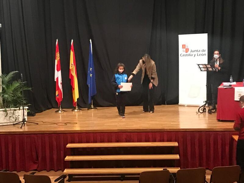La alumna Coral Martínez, del Colegio San Juan Bosco, recibe el premio del Certamen de Lectura en Público