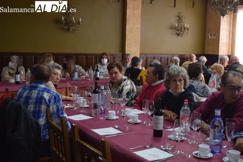 Foto 11 - La Asociaci&oacute;n de Mayores de Alba de Tormes disfruta de una jornada casi festiva
