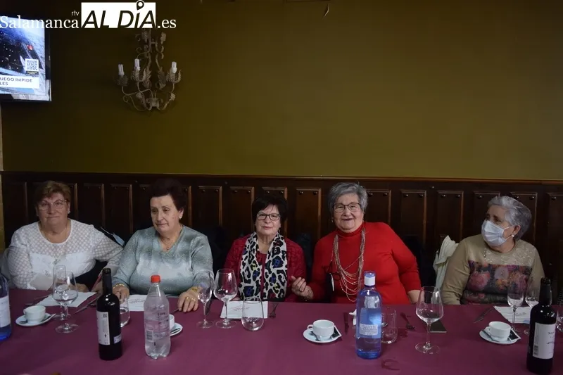 Foto 10 - La Asociaci&oacute;n de Mayores de Alba de Tormes disfruta de una jornada casi festiva