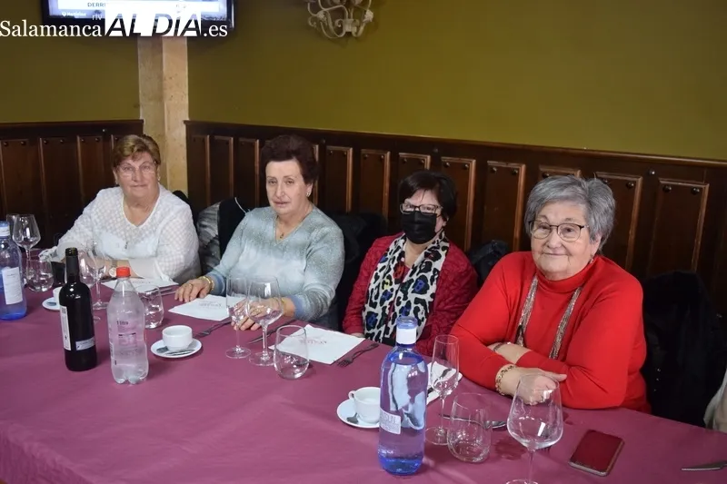 Foto 5 - La Asociaci&oacute;n de Mayores de Alba de Tormes disfruta de una jornada casi festiva