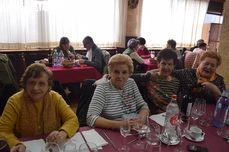 Foto 4 - La Asociaci&oacute;n de Mayores de Alba de Tormes disfruta de una jornada casi festiva