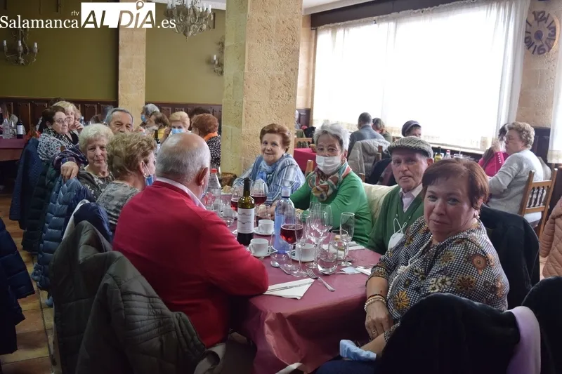 Foto 3 - La Asociaci&oacute;n de Mayores de Alba de Tormes disfruta de una jornada casi festiva