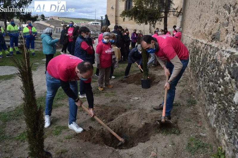 Foto 2 - Ayuntamiento y Aqualia colaboran en la iniciativa 'Pl&aacute;ntate por ellas, por un futuro m&aacute;s sostenible'