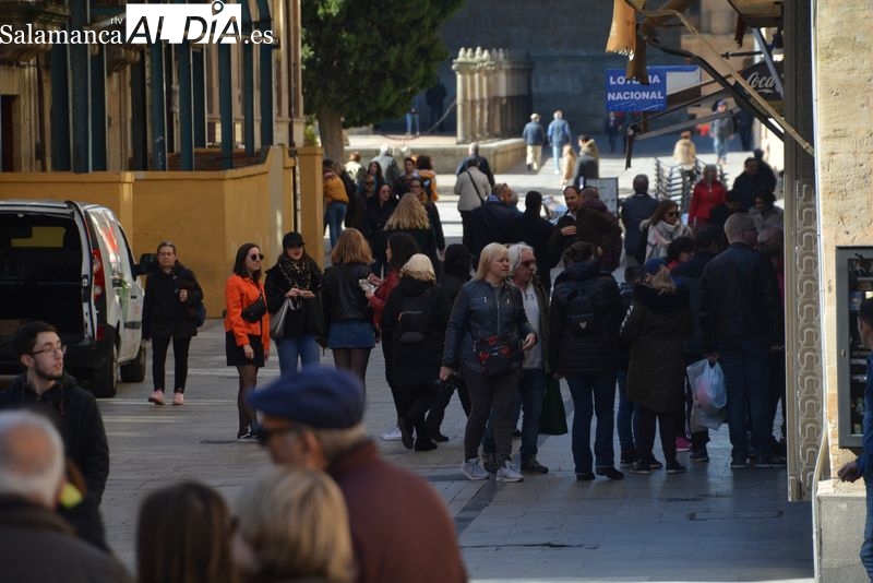 Personas paseando por el centro de Salamanca | Foto de archivo
