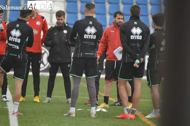 El nuevo técnico, junto a sus jugadores / Carlos Cuervo