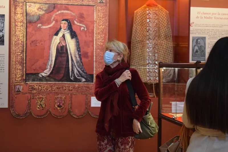 Foto 5 - Esperanza Aguirre, espectadora destacada de la exposici&oacute;n 'Teresa de Jes&uacute;s. Mujer, Santa, Doctora'