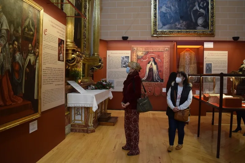 Foto 3 - Esperanza Aguirre, espectadora destacada de la exposici&oacute;n 'Teresa de Jes&uacute;s. Mujer, Santa, Doctora'