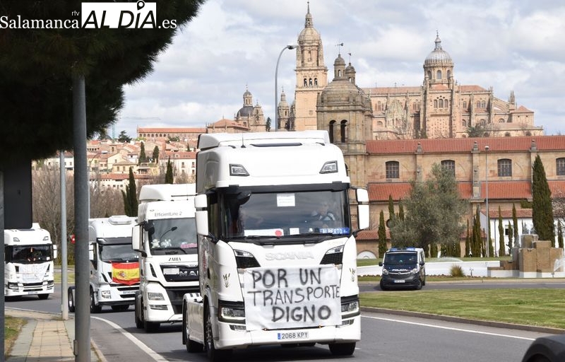 Camiones recorriendo Salamanca en la marcha lenta de esta semana para reclamar medidas que paliasen la crisis del sector. Foto de Vanesa Matins