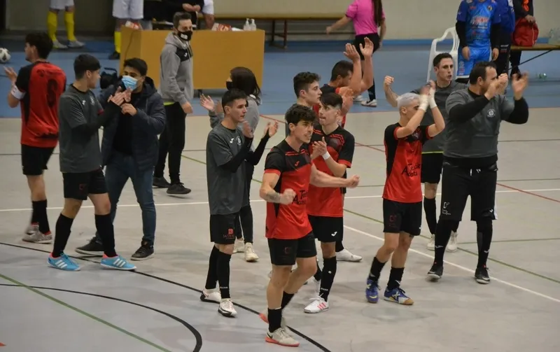 Foto 4 - Antol&oacute;gica victoria del III Senior ante el Tierra Castellana con dos goles en los &uacute;ltimos 40 segundos