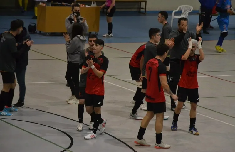 Foto 3 - Antol&oacute;gica victoria del III Senior ante el Tierra Castellana con dos goles en los &uacute;ltimos 40 segundos
