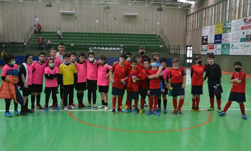Foto 5 - El Alev&iacute;n del III Columnas conquista el t&iacute;tulo de campe&oacute;n bicomarcal