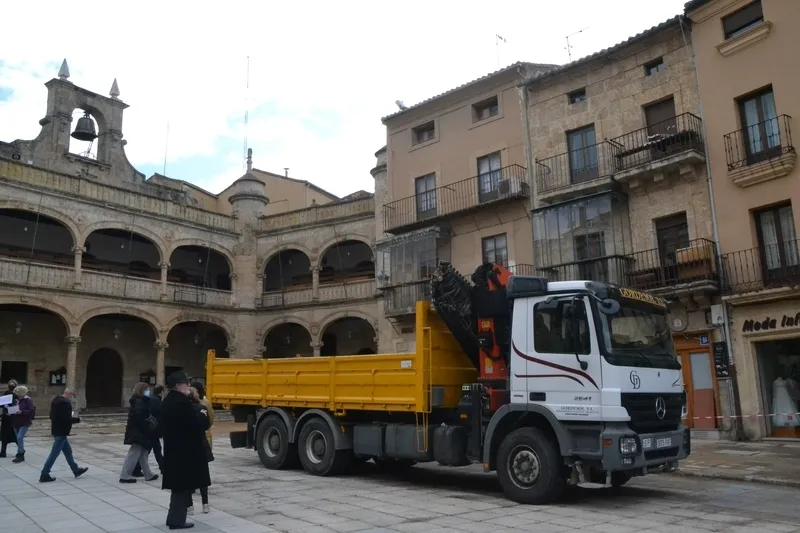 Foto 6 - La Plaza Mayor queda libre de elementos carnavaleros