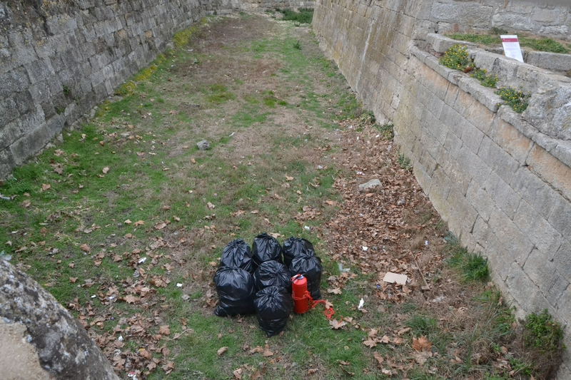 Foto 2 - Un extintor, una escobilla o un cono de la Policía, entre los singulares objetos encontrados en los fosos