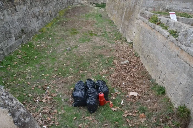 Foto 2 - Un extintor, una escobilla o un cono de la Polic&iacute;a, entre los singulares objetos encontrados en los fosos