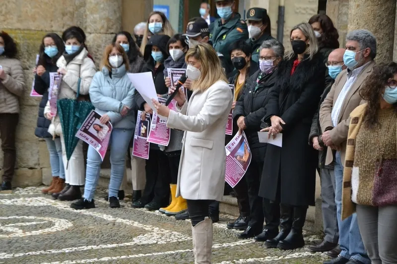 Foto 4 - El Movimiento Ciudadano homenajea a un nutrido grupo de mujeres, con varias de ellas presentes