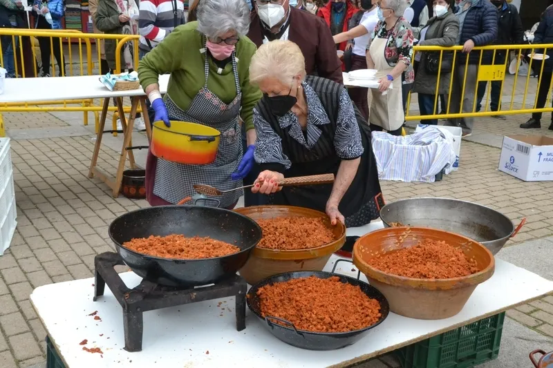 Foto 11 - Las hermanas Olaya reciben un homenaje en el animado regreso de la Feria de Botijeros