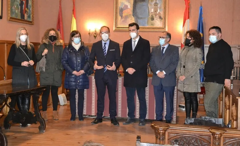 Foto 4 - Recibida en el sal&oacute;n de plenos la expedici&oacute;n llegada de Medina de Rioseco