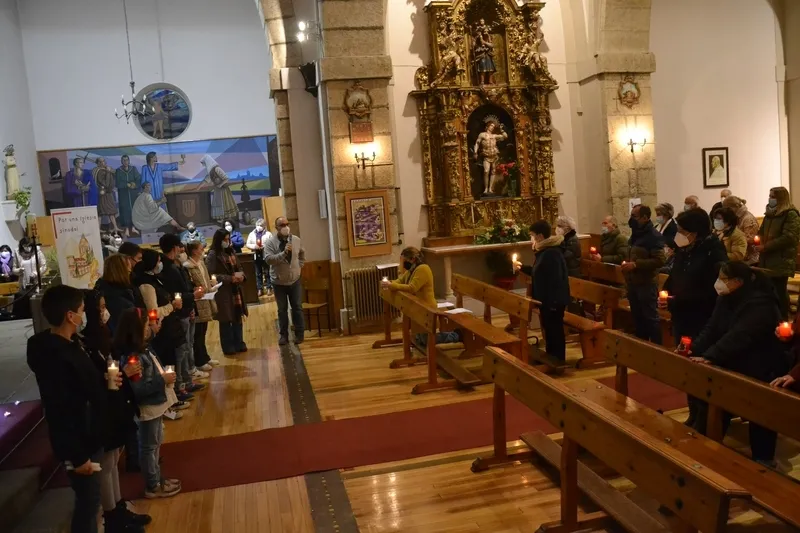 Foto 5 - Amplia asistencia de fieles a la Vigilia por la Paz en Ucrania