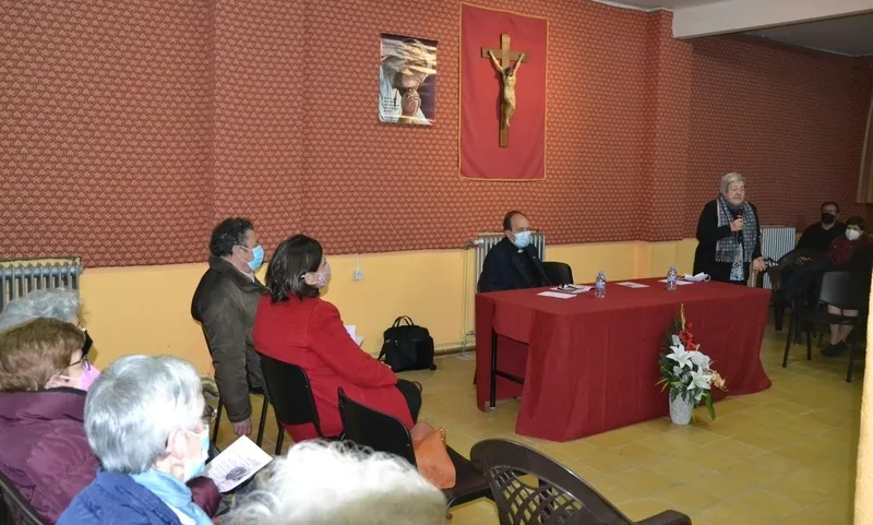 Foto 2 - Mari Paz Diago diserta sobre el papel de la mujer en la Iglesia