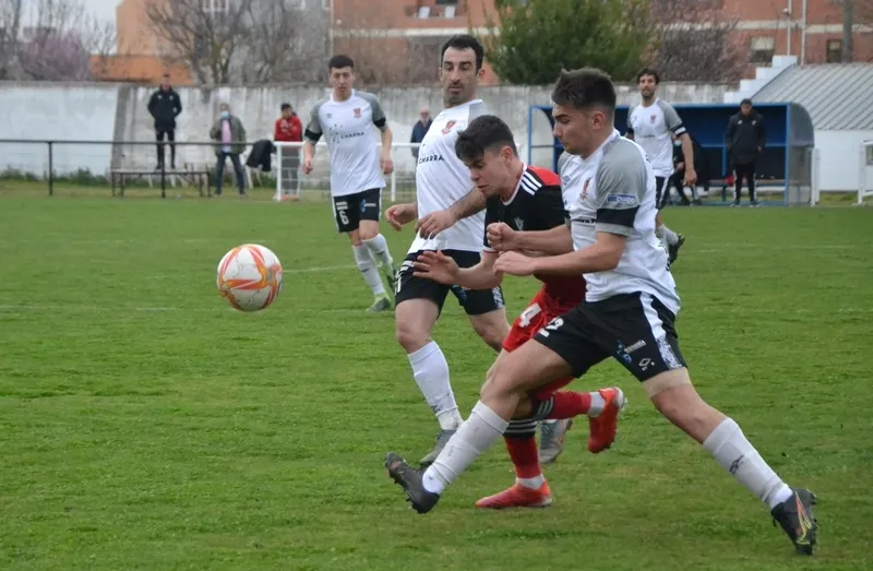 Foto 10 - El Ciudad Rodrigo resiste parte y media ante el Mirand&eacute;s B, que le acaba dando otro disgusto 6 a&ntilde;os despu&eacute;s