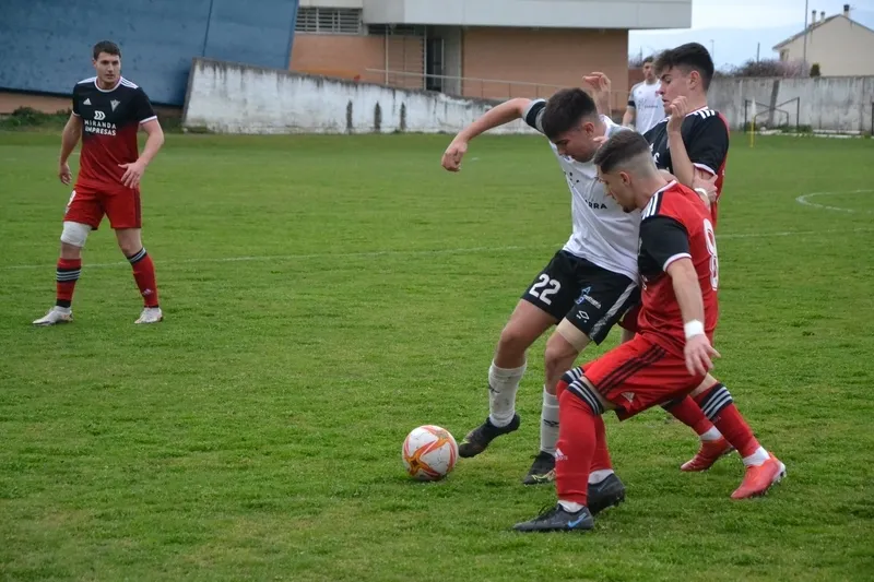 Foto 8 - El Ciudad Rodrigo resiste parte y media ante el Mirand&eacute;s B, que le acaba dando otro disgusto 6 a&ntilde;os despu&eacute;s