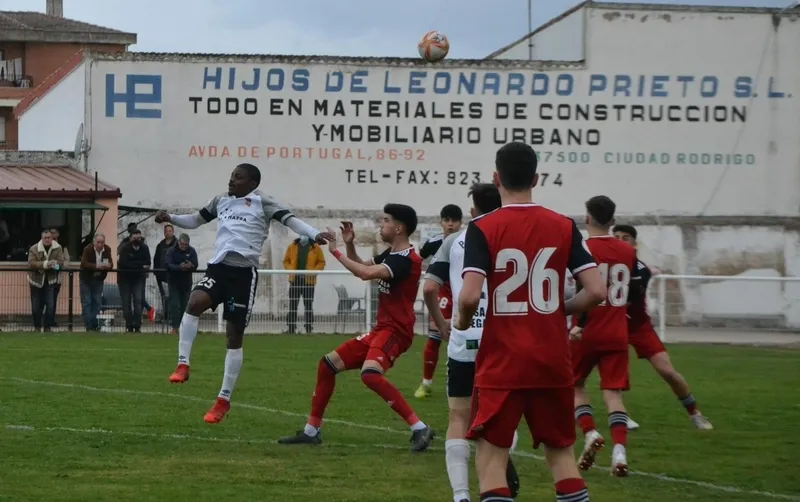 Foto 7 - El Ciudad Rodrigo resiste parte y media ante el Mirand&eacute;s B, que le acaba dando otro disgusto 6 a&ntilde;os despu&eacute;s