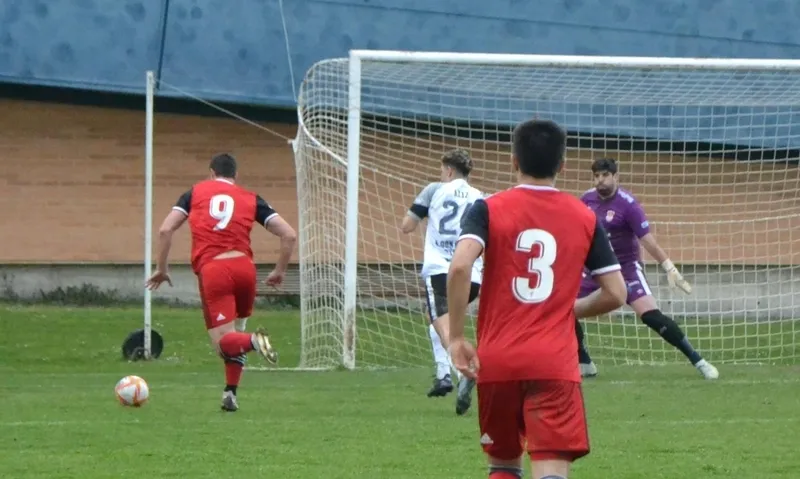 Foto 6 - El Ciudad Rodrigo resiste parte y media ante el Mirand&eacute;s B, que le acaba dando otro disgusto 6 a&ntilde;os despu&eacute;s