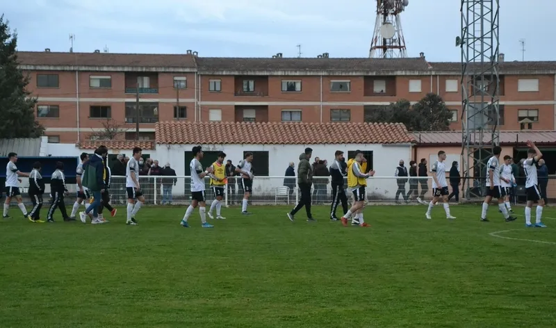 Foto 4 - El Ciudad Rodrigo resiste parte y media ante el Mirand&eacute;s B, que le acaba dando otro disgusto 6 a&ntilde;os despu&eacute;s