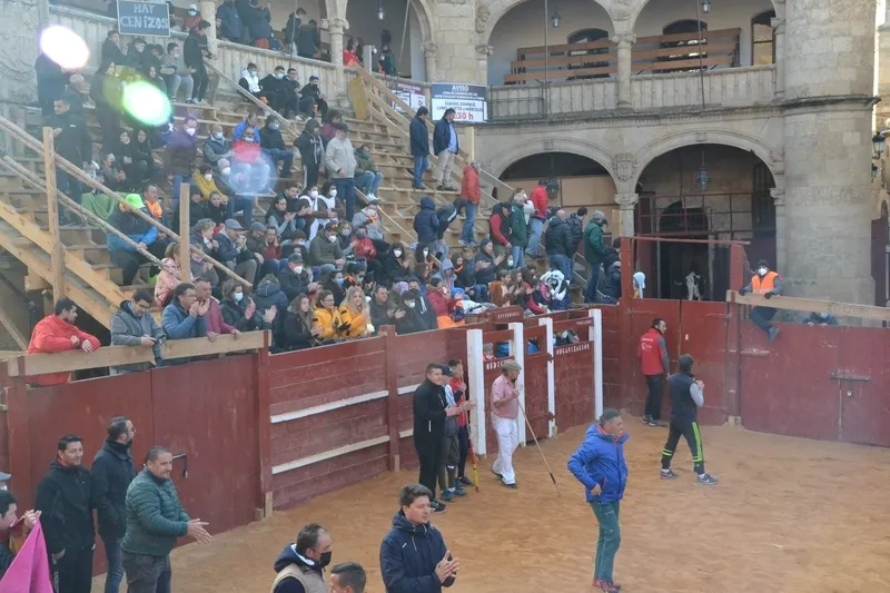 Foto 3 - Notable rendimiento del &lsquo;Toro de Cenizos&rsquo;, con tres sustos nada m&aacute;s salir, ante mucho p&uacute;blico