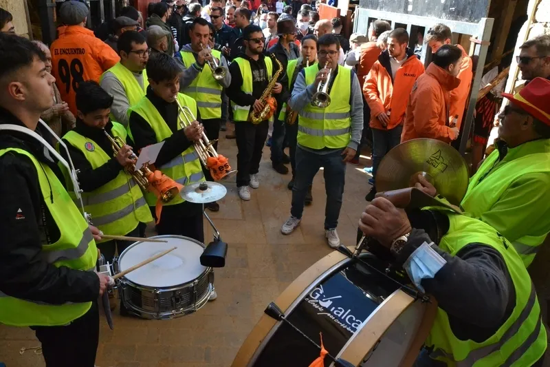 Foto 2 - Las charangas locales contin&uacute;an como foco de atracci&oacute;n del bullicio festivo diurno