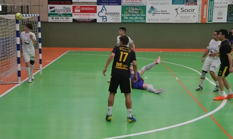 Foto 6 - El Mir&oacute;briga Futsal perdona y acaba por caer derrotado ante Macotera en el rush final