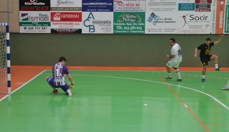 Foto 5 - El Mir&oacute;briga Futsal perdona y acaba por caer derrotado ante Macotera en el rush final
