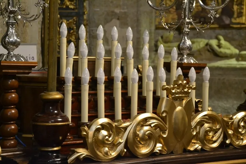 Foto 6 - La Soledad remoza la carroza de la Virgen y prepara por si acaso unas andas con ruedas para El Sepulcro