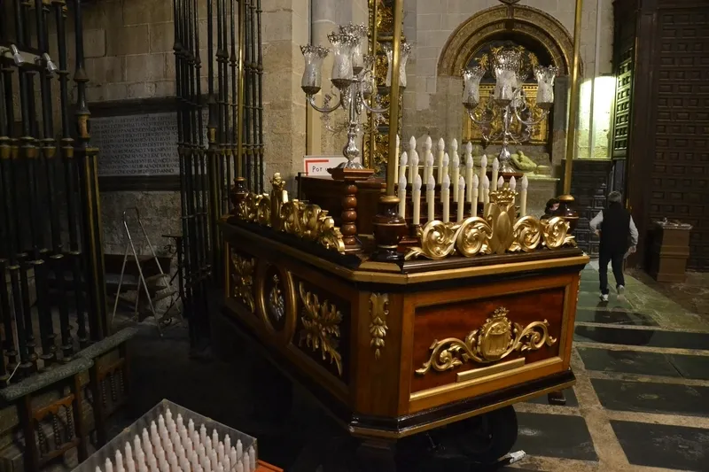 Foto 5 - La Soledad remoza la carroza de la Virgen y prepara por si acaso unas andas con ruedas para El Sepulcro
