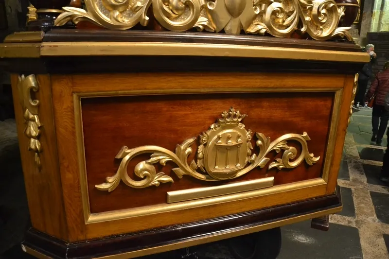 Foto 4 - La Soledad remoza la carroza de la Virgen y prepara por si acaso unas andas con ruedas para El Sepulcro