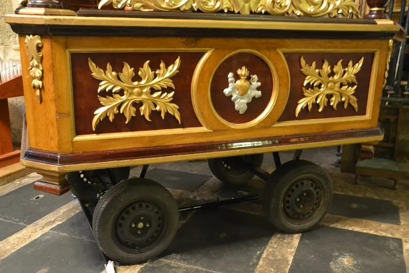 Foto 3 - La Soledad remoza la carroza de la Virgen y prepara por si acaso unas andas con ruedas para El Sepulcro