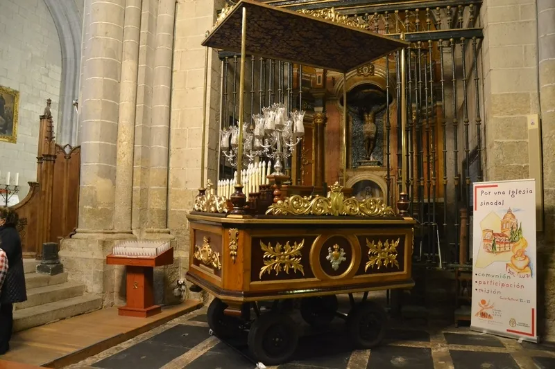 Foto 2 - La Soledad remoza la carroza de la Virgen y prepara por si acaso unas andas con ruedas para El Sepulcro