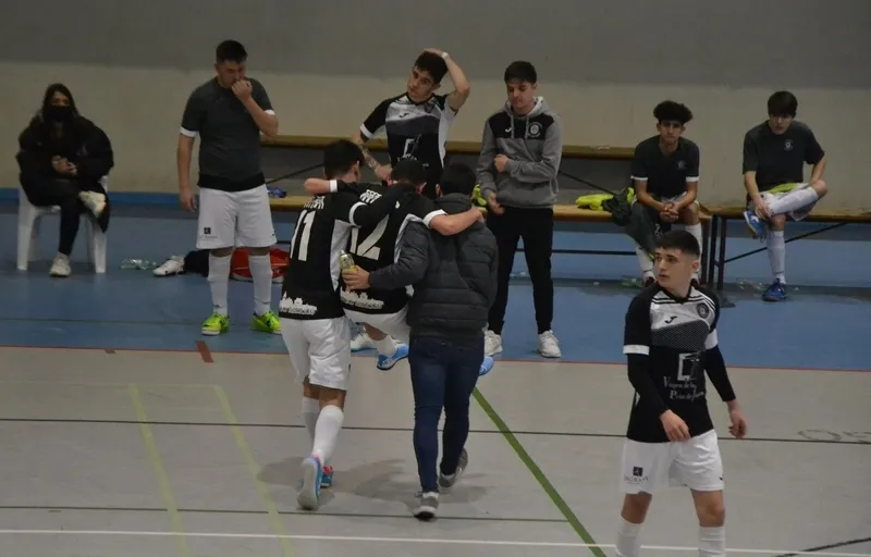 Foto 6 - El III Juvenil se queda sin premio en un gran partido ante uno de los gallitos
