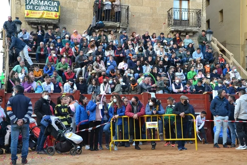 Foto 11 - Las charangas locales contin&uacute;an como foco de atracci&oacute;n del bullicio festivo diurno