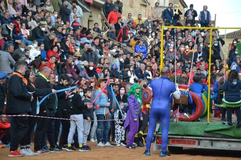 Foto 10 - Las charangas locales contin&uacute;an como foco de atracci&oacute;n del bullicio festivo diurno