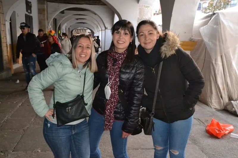 Foto 9 - Las charangas locales contin&uacute;an como foco de atracci&oacute;n del bullicio festivo diurno