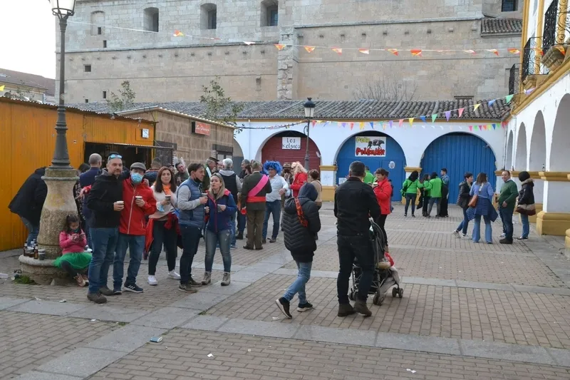 Foto 8 - Las charangas locales contin&uacute;an como foco de atracci&oacute;n del bullicio festivo diurno